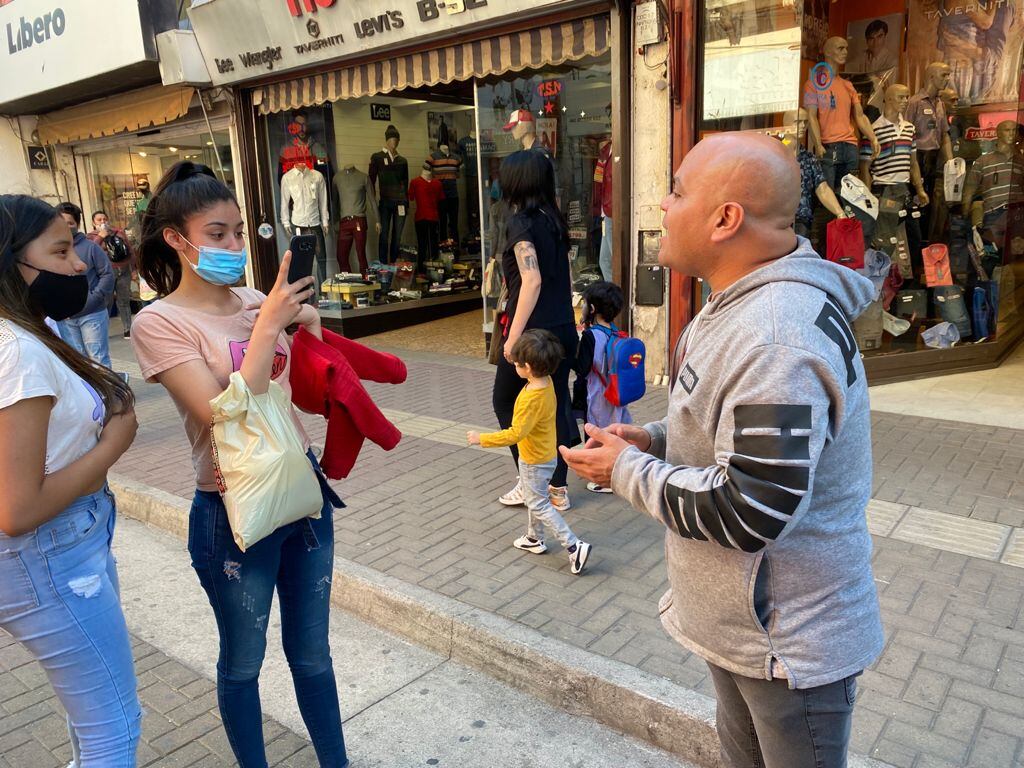 The Monkey vuelve al Estadio Del Centro y en la previa José salió a vender entradas en la peatonal.