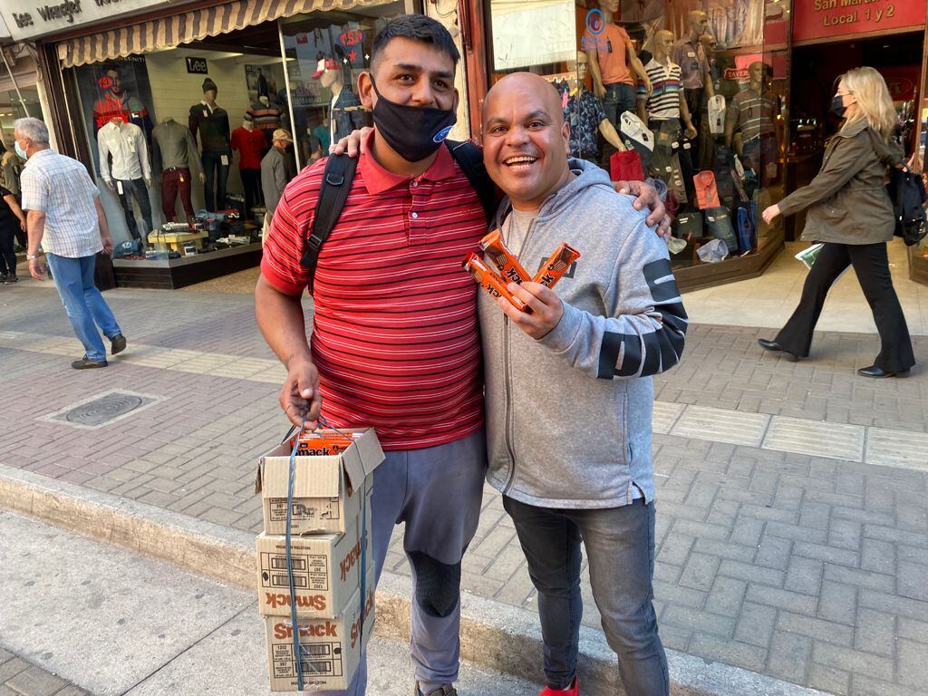 The Monkey vuelve al Estadio Del Centro y en la previa José salió a vender entradas en la peatonal.