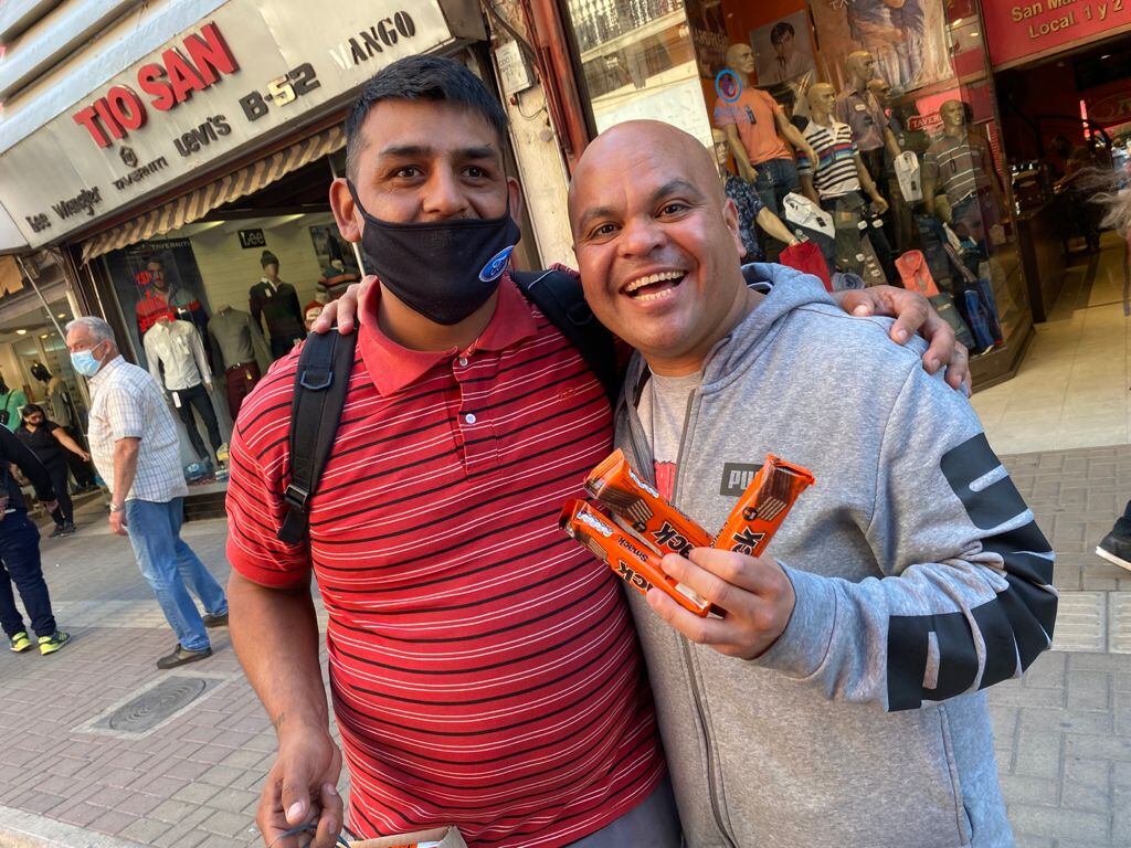 The Monkey vuelve al Estadio Del Centro y en la previa José salió a vender entradas en la peatonal.