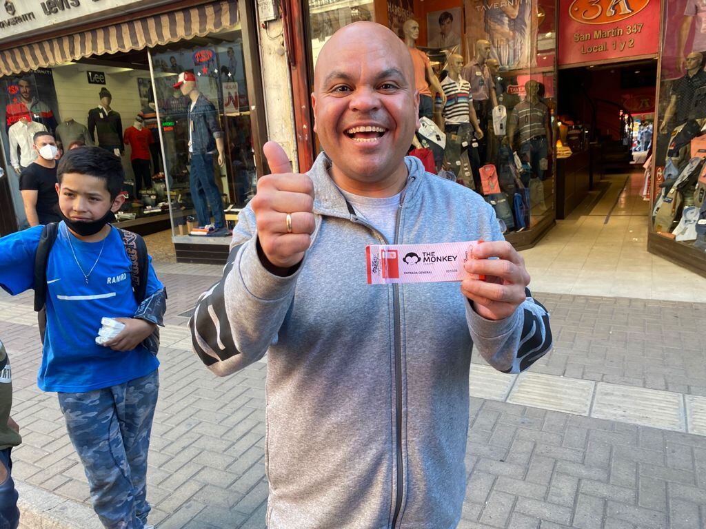 The Monkey vuelve al Estadio Del Centro y en la previa José salió a vender entradas en la peatonal.