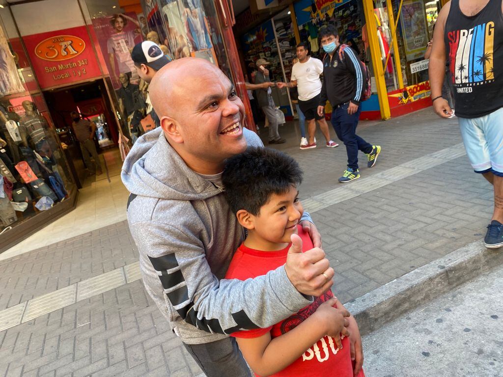 The Monkey vuelve al Estadio Del Centro y en la previa José salió a vender entradas en la peatonal.