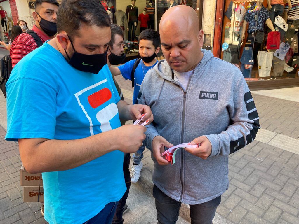 The Monkey vuelve al Estadio Del Centro y en la previa José salió a vender entradas en la peatonal.