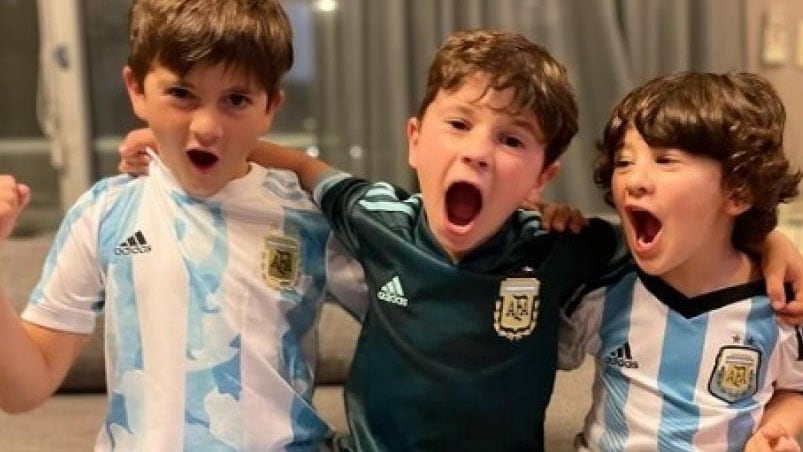 Thiago, Mateo y Ciro están listos para alentar a la Scaloneta. 