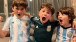 Thiago, Mateo y Ciro están listos para alentar a la Scaloneta. 