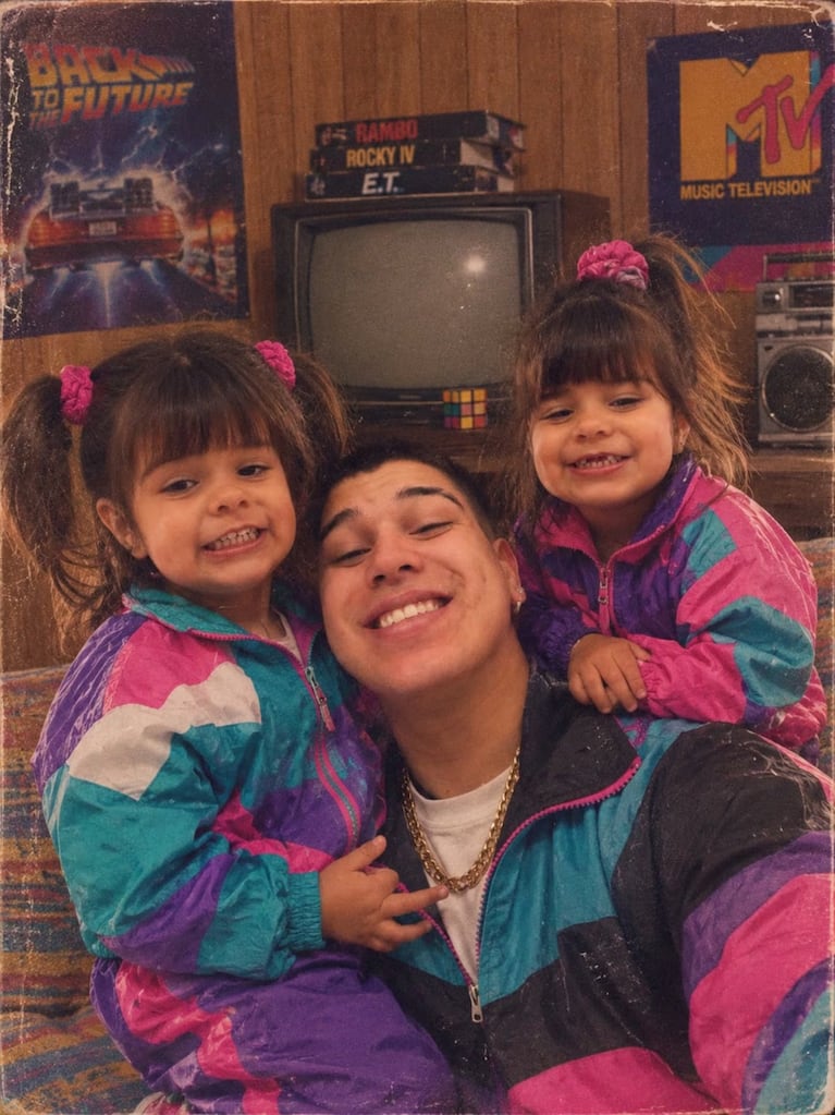 Thiago Medina hizo el trend de la foto de los 80 con sus gemelas y un detalle llamó la atención en redes