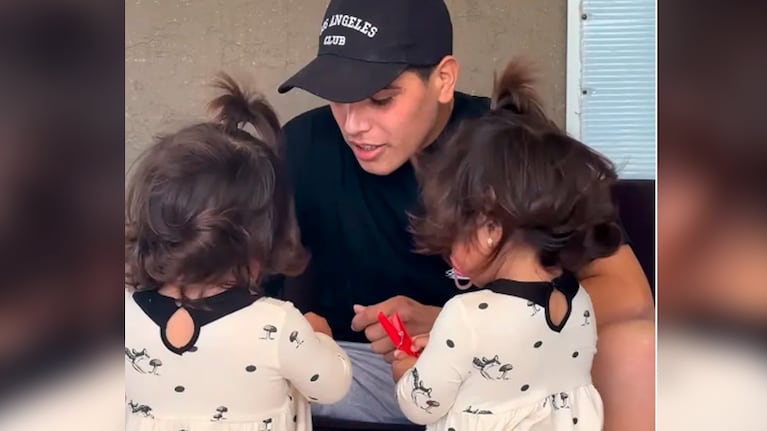 Thiago Medina junto a sus hijas.