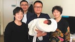 Tiantian junto a sus cuatro abuelos. Foto: Beijing News.