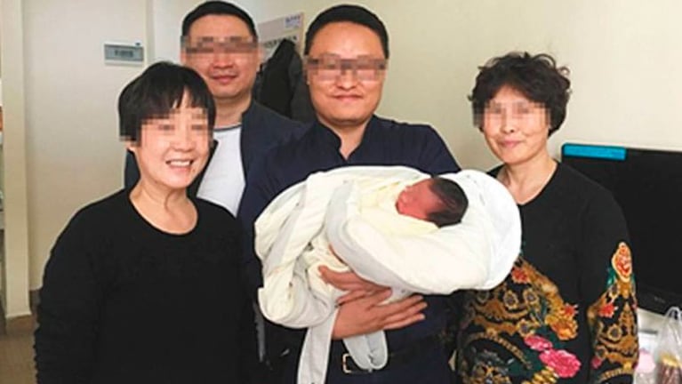 Tiantian junto a sus cuatro abuelos. Foto: Beijing News.