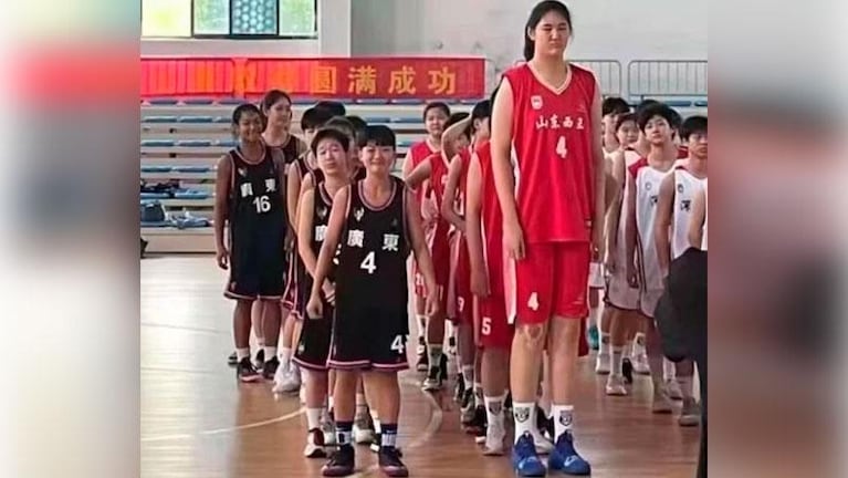 Tiene 14 años, mide 2,26 metros y es la joven promesa del básquet chino