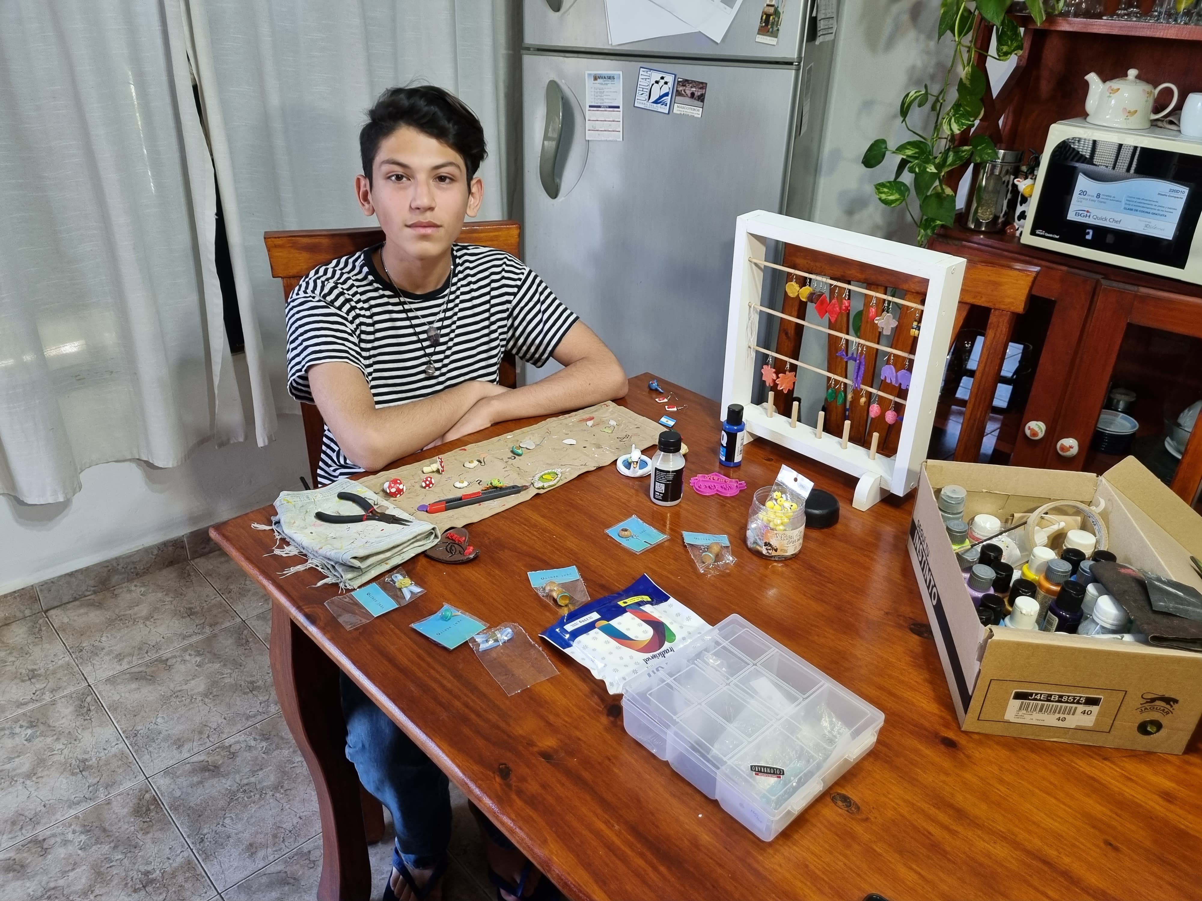 Tiene 14 años y vende artesanías para pagar su viaje de egresados.