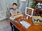 Tiene 14 años y vende artesanías para pagar su viaje de egresados.