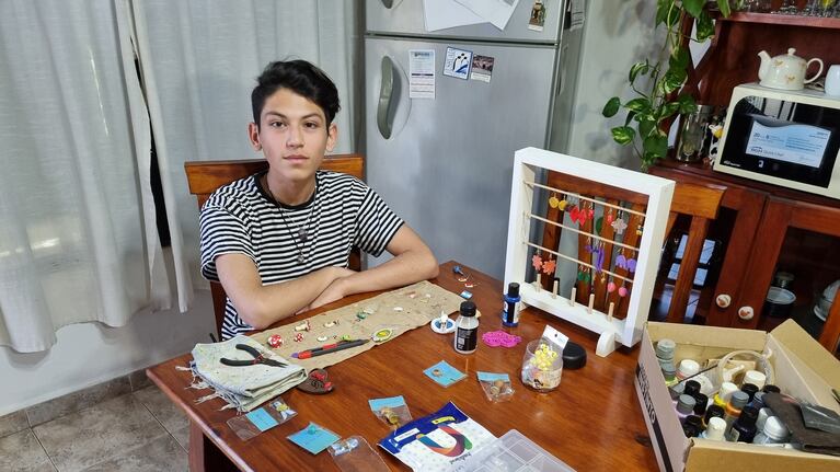 Tiene 14 años y vende artesanías para pagar su viaje de egresados.