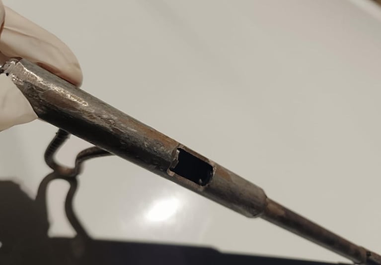 Tiene 15 años, lo revisaron en la calle y le encontraron un arma tumbera