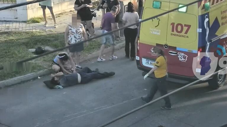 Tiene 16 años, aceleró en un cruce, chocó a un motociclista y se fugó: el video