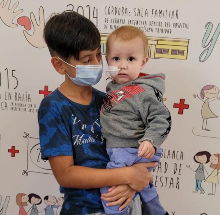 Tiene 18 meses y lucha contra la leucemia: su familia dejó todo para acompañarlo