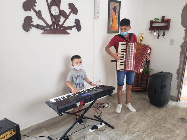 Tiene 5 años y la rompe tocando cuarteto en el piano