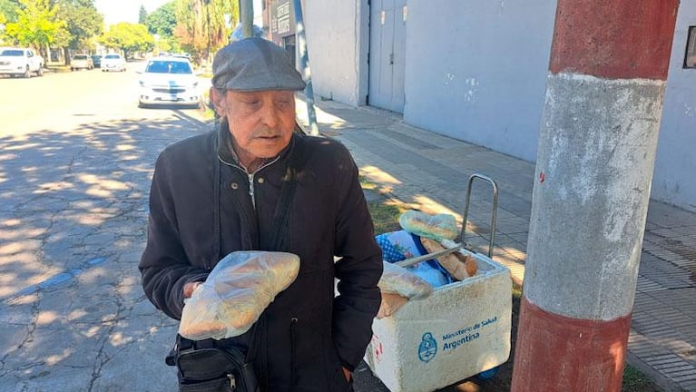 Tiene 75 años, es jubilado y hace "trabajos extras" para sobrevivir