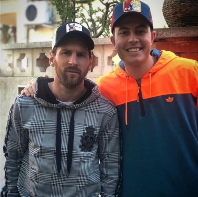 Tiene camisetas firmadas por Messi y ahora vende su colección para viajar a Qatar