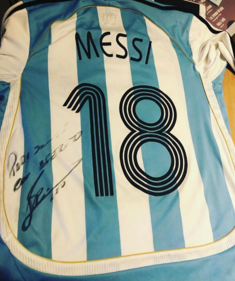 Tiene camisetas firmadas por Messi y ahora vende su colección para viajar a Qatar