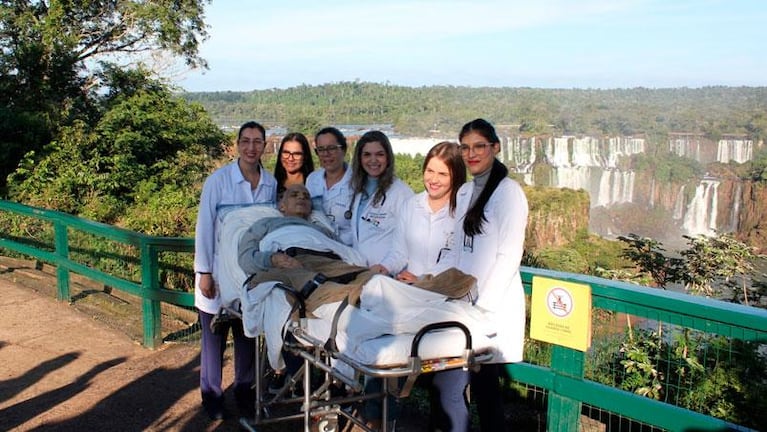 Tiene cáncer y sus médicos le cumplieron el sueño de conocer las Cataratas del Iguazú