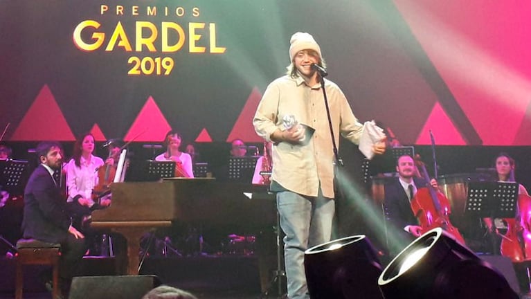 Tímido pero sonriente, Paulo Londra subió a recibir dos premios Gardel.