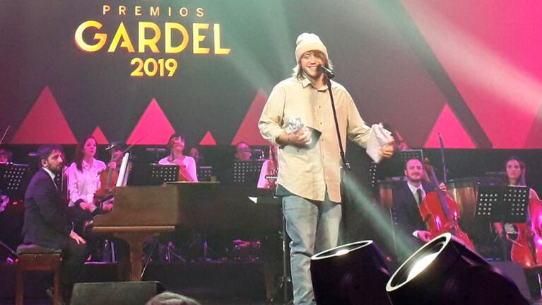 Tímido pero sonriente, Paulo Londra subió a recibir dos premios Gardel.
