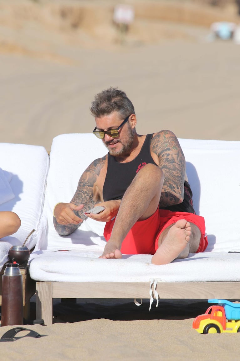 Tinelli, Guillermina y Lorenzo disfrutando de la playa en Punta del Este. Foto: Infobae.