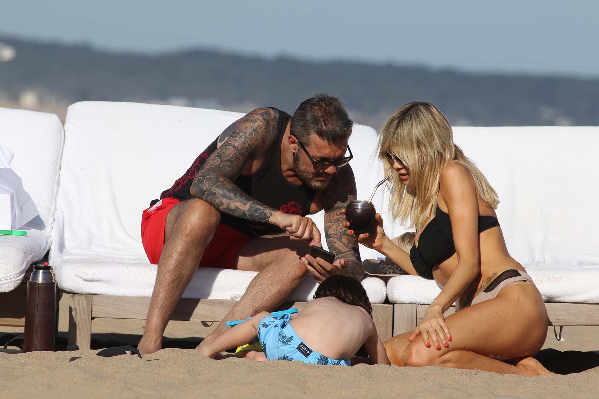 Tinelli, Guillermina y Lorenzo disfrutando de la playa en Punta del Este. Foto: Infobae.