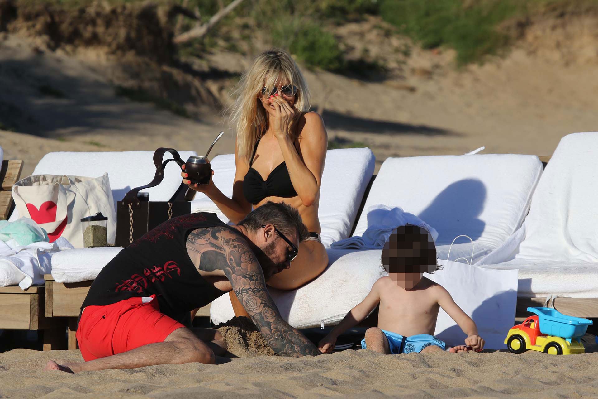 Tinelli, Guillermina y Lorenzo disfrutando de la playa en Punta del Este. Foto: Infobae.