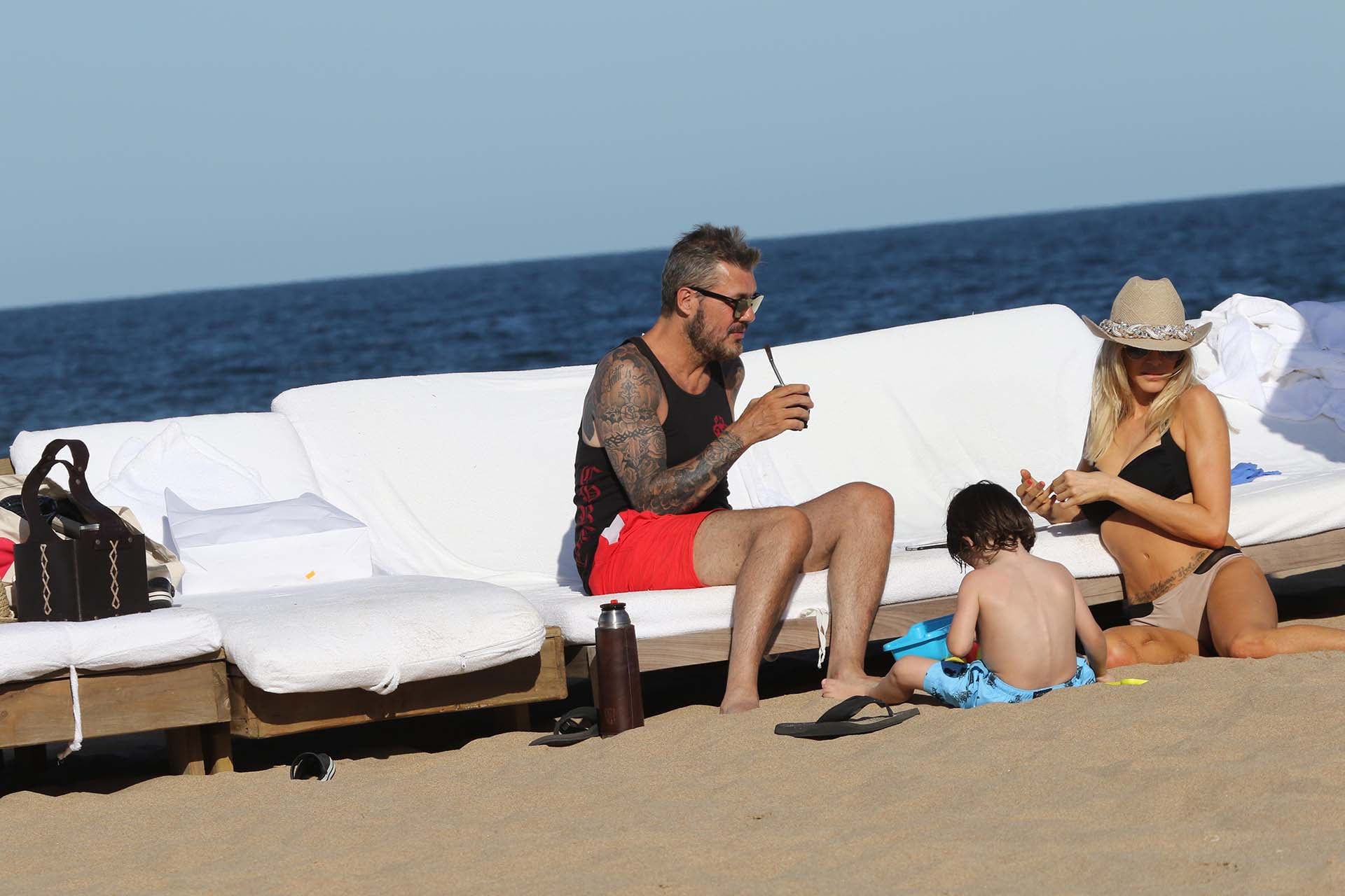 Tinelli, Guillermina y Lorenzo disfrutando de la playa en Punta del Este. Foto: Infobae.