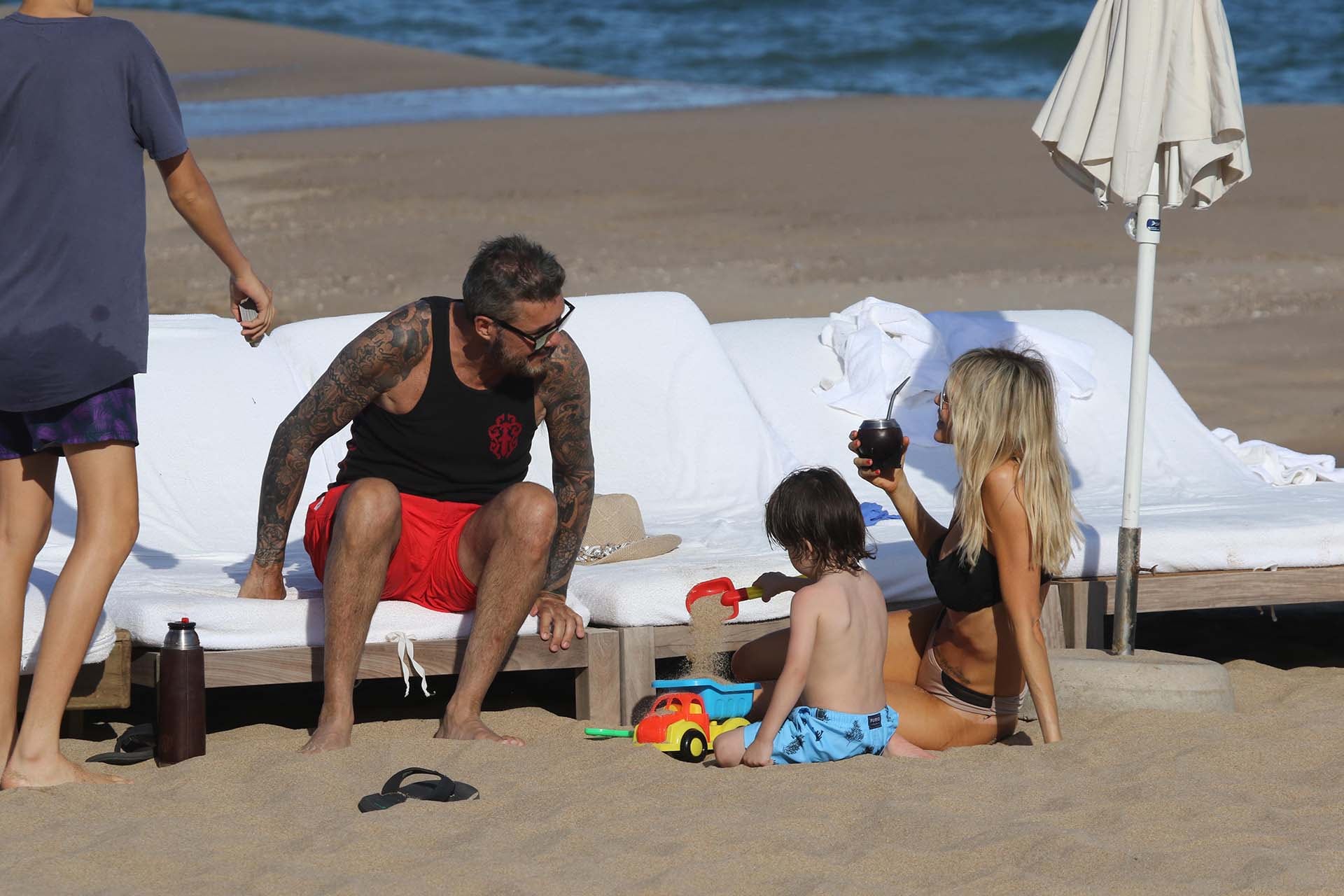 Tinelli, Guillermina y Lorenzo disfrutando de la playa en Punta del Este. Foto: Infobae.