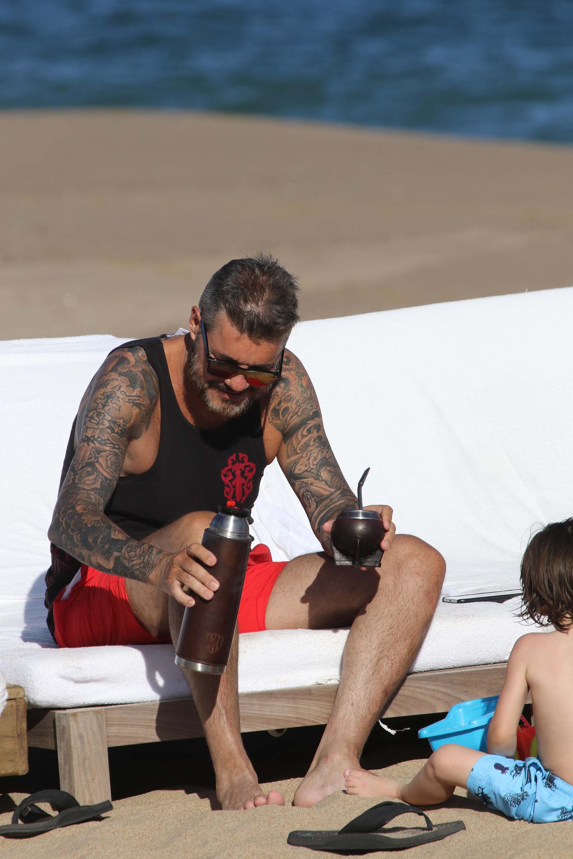 Tinelli, Guillermina y Lorenzo disfrutando de la playa en Punta del Este. Foto: Infobae.