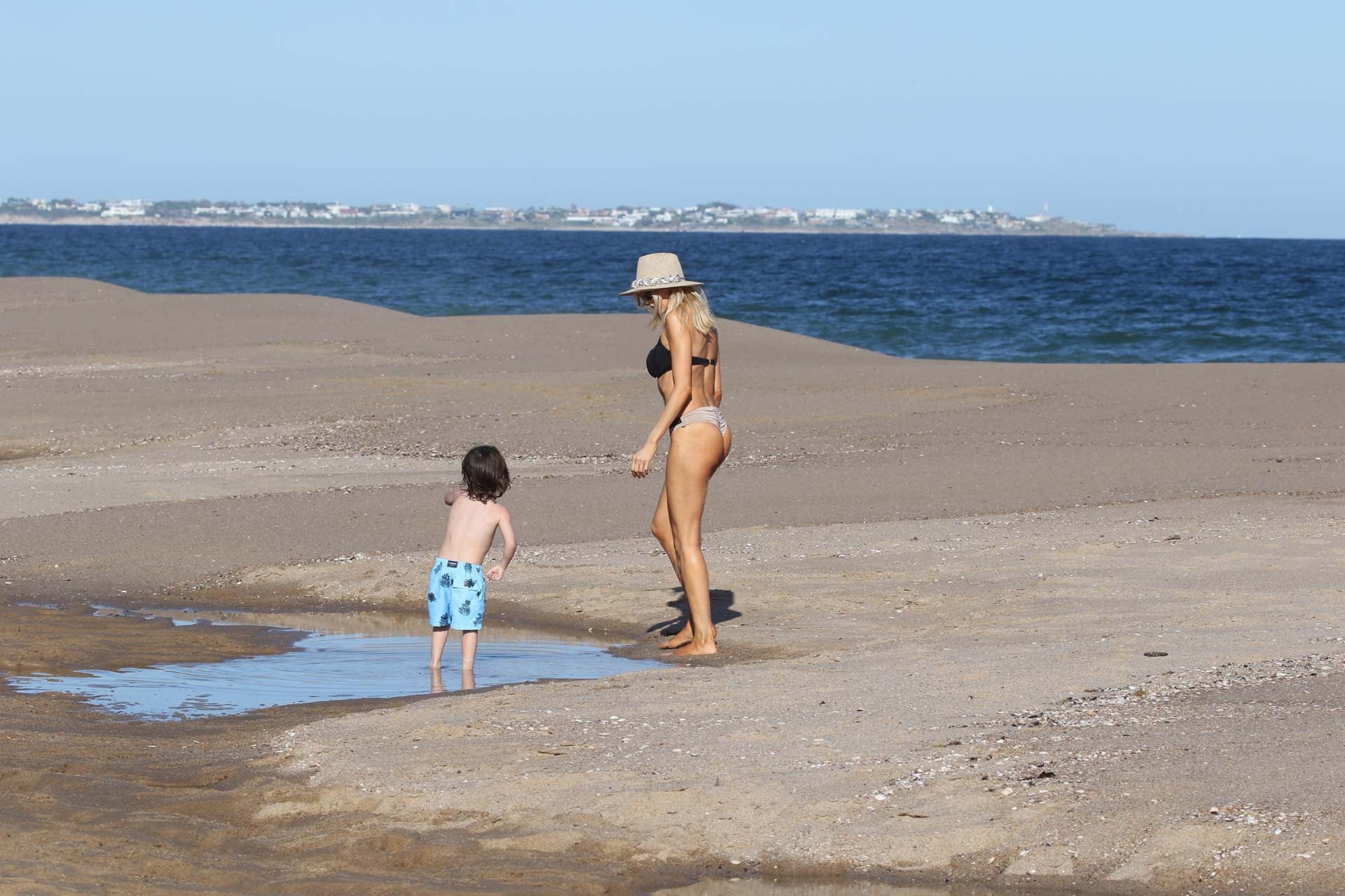 Tinelli, Guillermina y Lorenzo disfrutando de la playa en Punta del Este. Foto: Infobae.