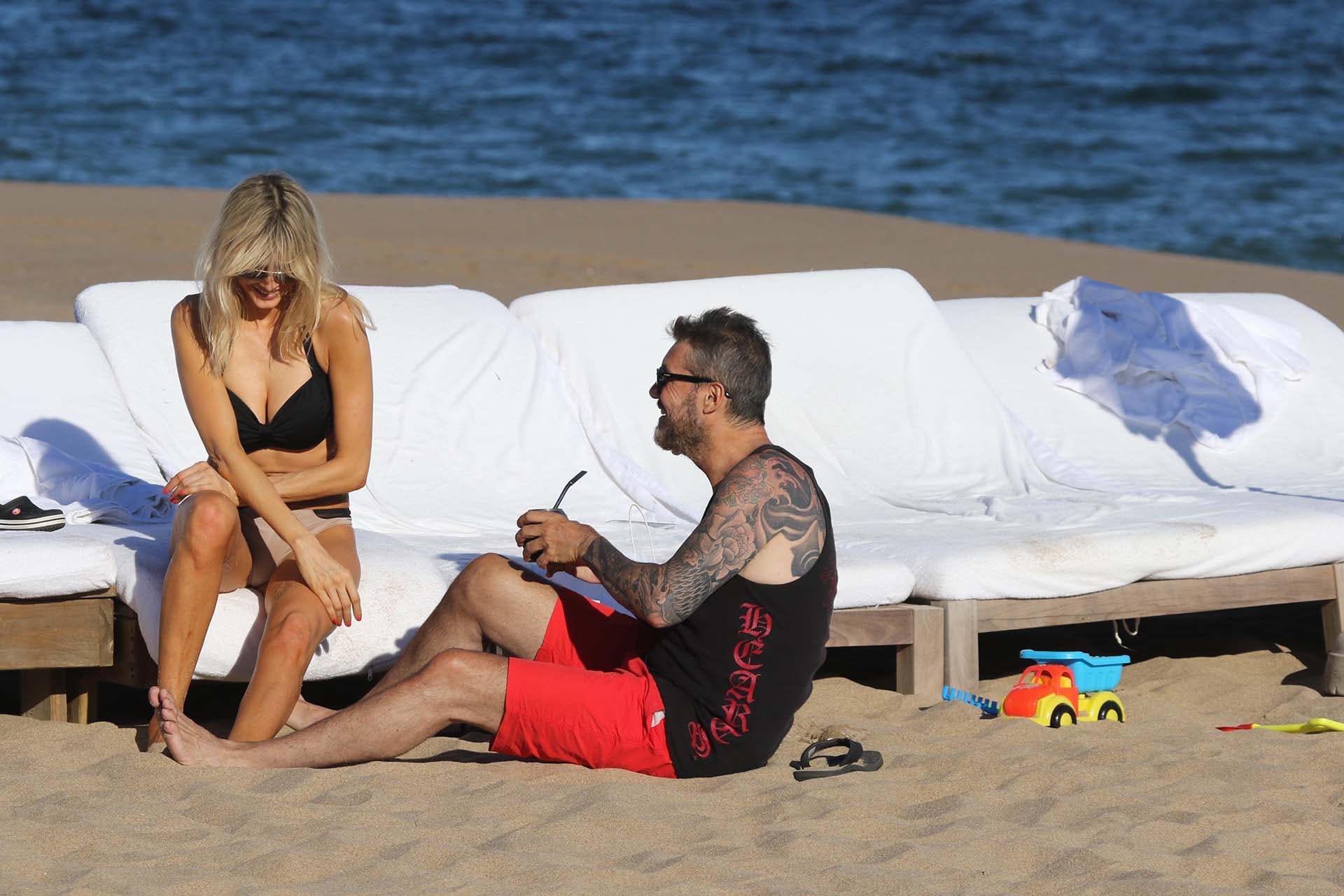 Tinelli, Guillermina y Lorenzo disfrutando de la playa en Punta del Este. Foto: Infobae.