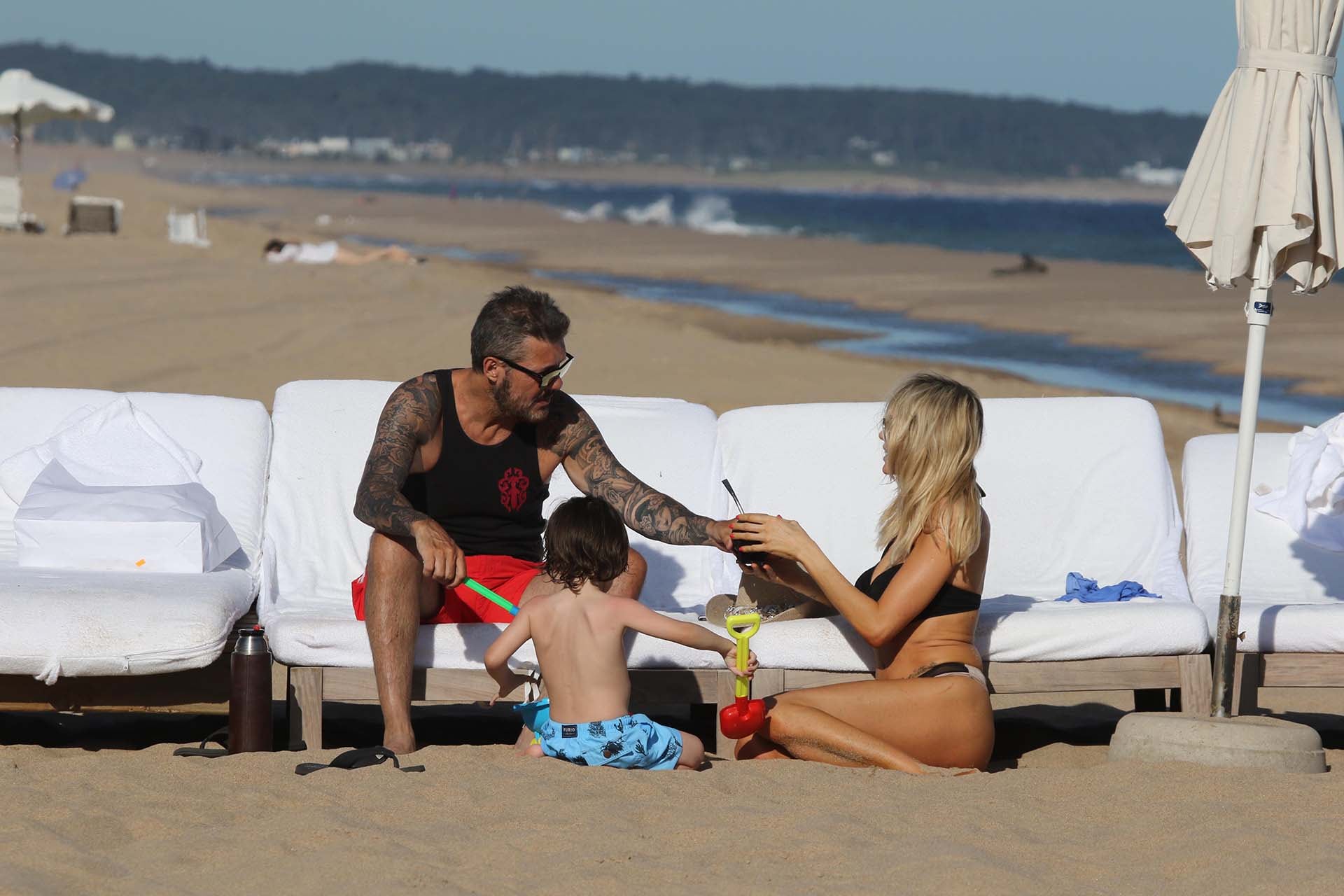 Tinelli, Guillermina y Lorenzo disfrutando de la playa en Punta del Este. Foto: Infobae.