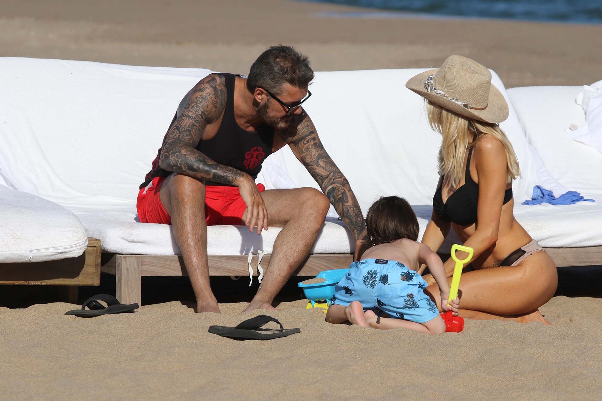 Tinelli, Guillermina y Lorenzo disfrutando de la playa en Punta del Este. Foto: Infobae.