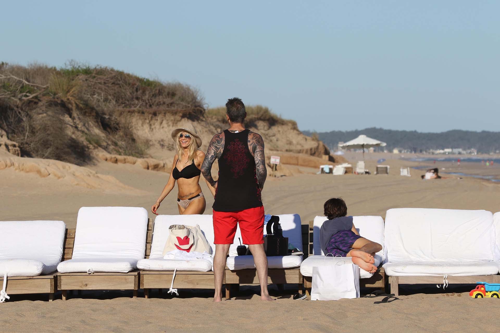 Tinelli, Guillermina y Lorenzo disfrutando de la playa en Punta del Este. Foto: Infobae.