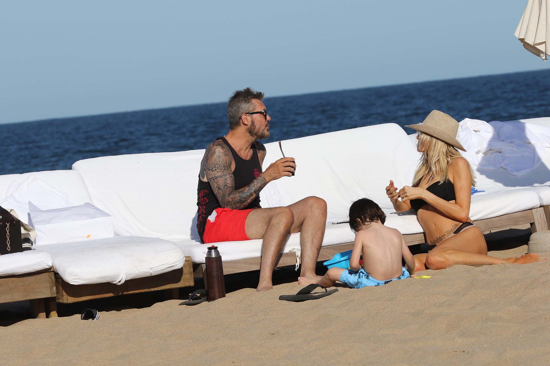 Tinelli, Guillermina y Lorenzo disfrutando de la playa en Punta del Este. Foto: Infobae.