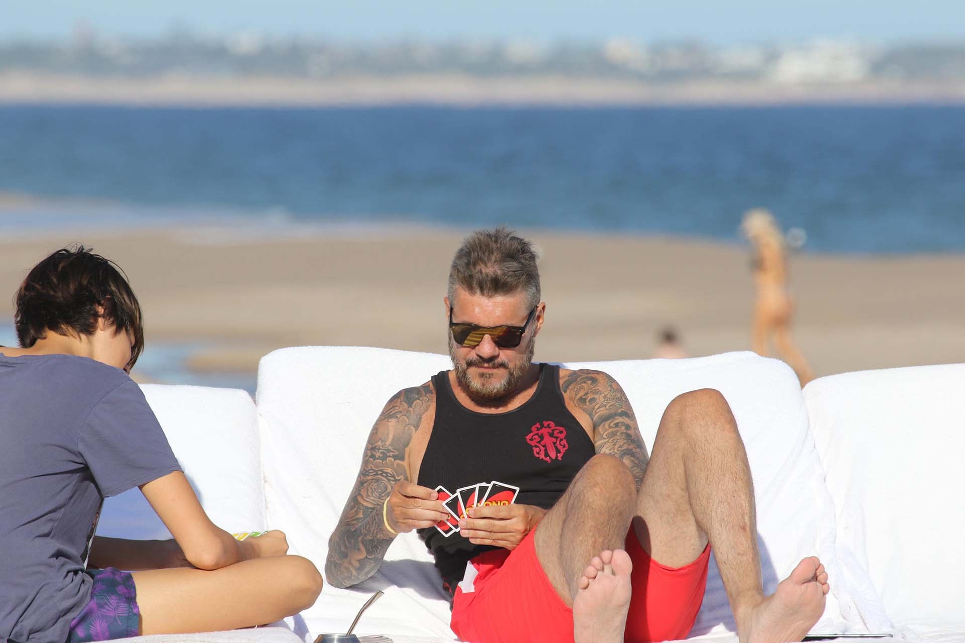 Tinelli, Guillermina y Lorenzo disfrutando de la playa en Punta del Este. Foto: Infobae.