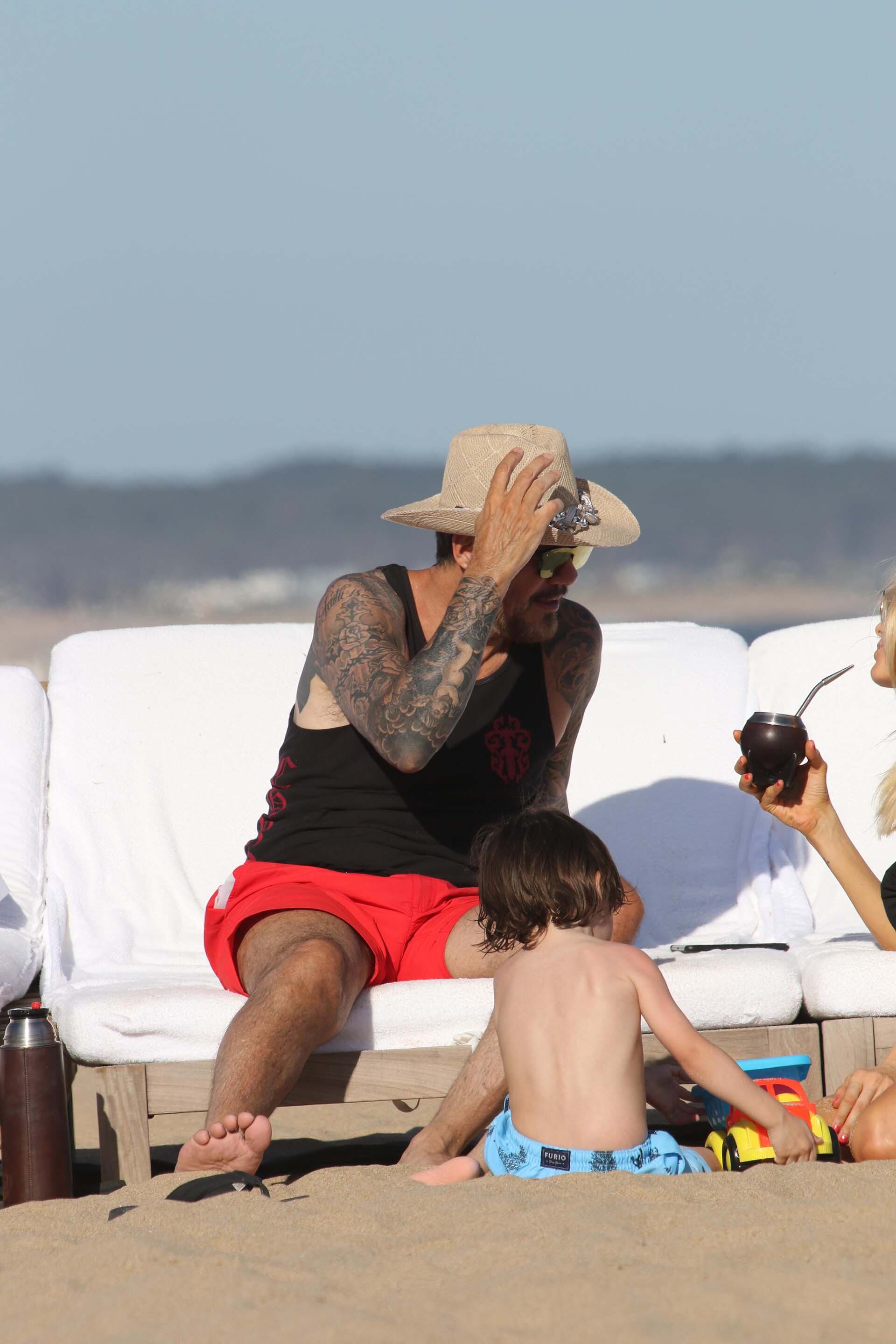 Tinelli, Guillermina y Lorenzo disfrutando de la playa en Punta del Este. Foto: Infobae.