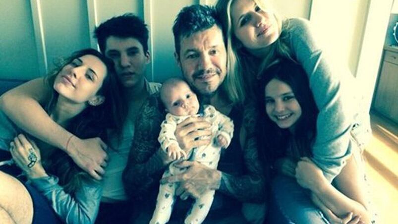 Tinelli recordó a su padre y recibió el afecto de sus hijos.