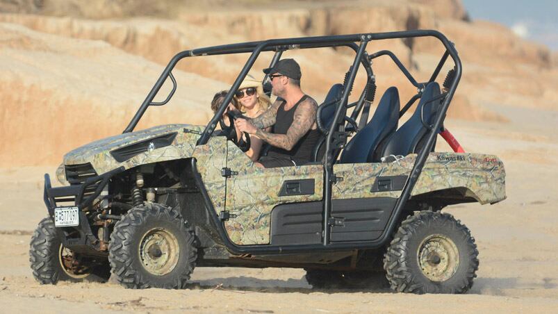 Tinelli y Guillermina Valdez se divierten en un jeep por la arena.