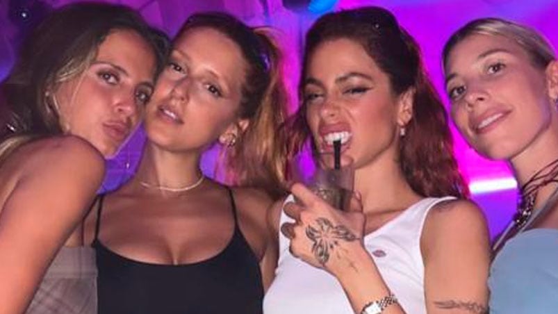 Tini Stoessel junto a sus amigas de toda la vida en Ibiza.