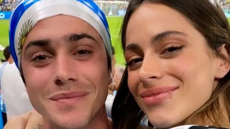 Tini Stoessel, presente en la cancha alentando a De Paul y luciendo su camiseta