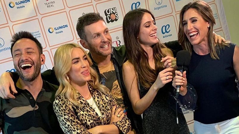 Tini y Axel, junto a Lali, Luciano Pereyra y la Sole. 