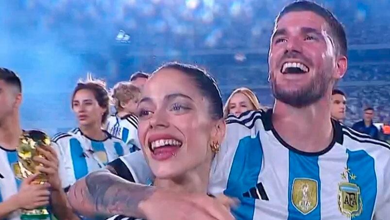 Tini y De Paul en el estadio de River por la fiesta de la Scaloneta.