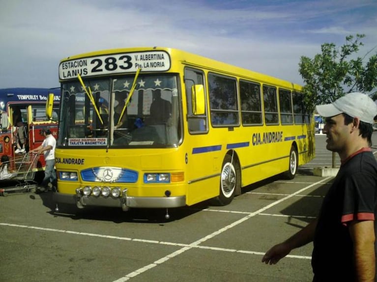 Tiraron a una mamá y a su hija  desde un colectivo