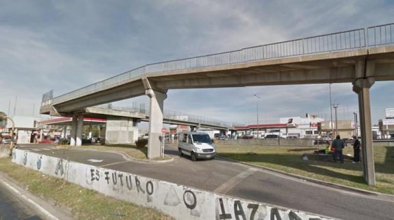 Tiraron a una mujer desde un puente para robarle el celular