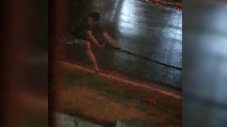 Tiró con fuerza y se llevó cables de la vía pública.