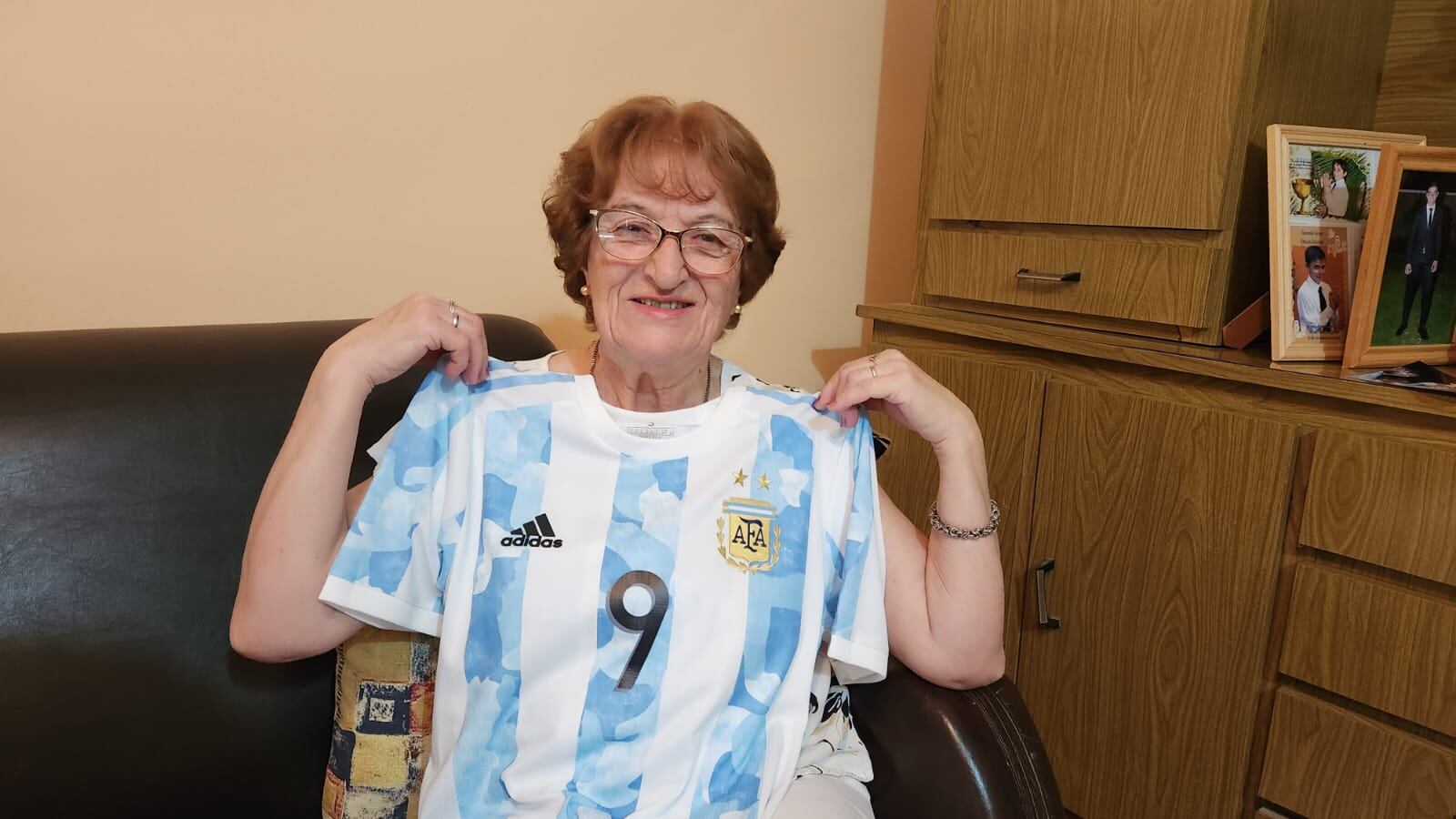 "Tita" posa orgullosa con la camiseta de su nieto. Foto: Francisco Arias/El Doce.